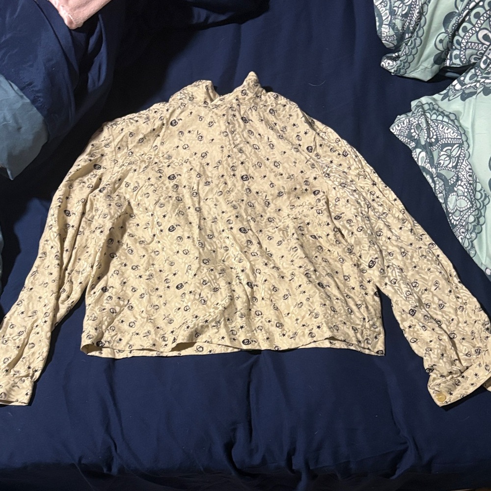 🌼 Floral Beige Women's Top fits more like a small 🌼